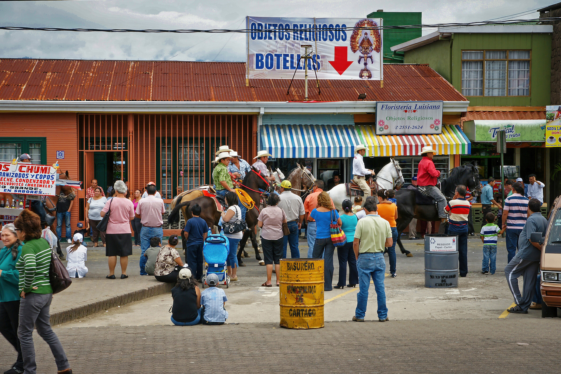 Umzug der noch immer weit verbreitet aktiven Cowboys in der Stadt Cartago